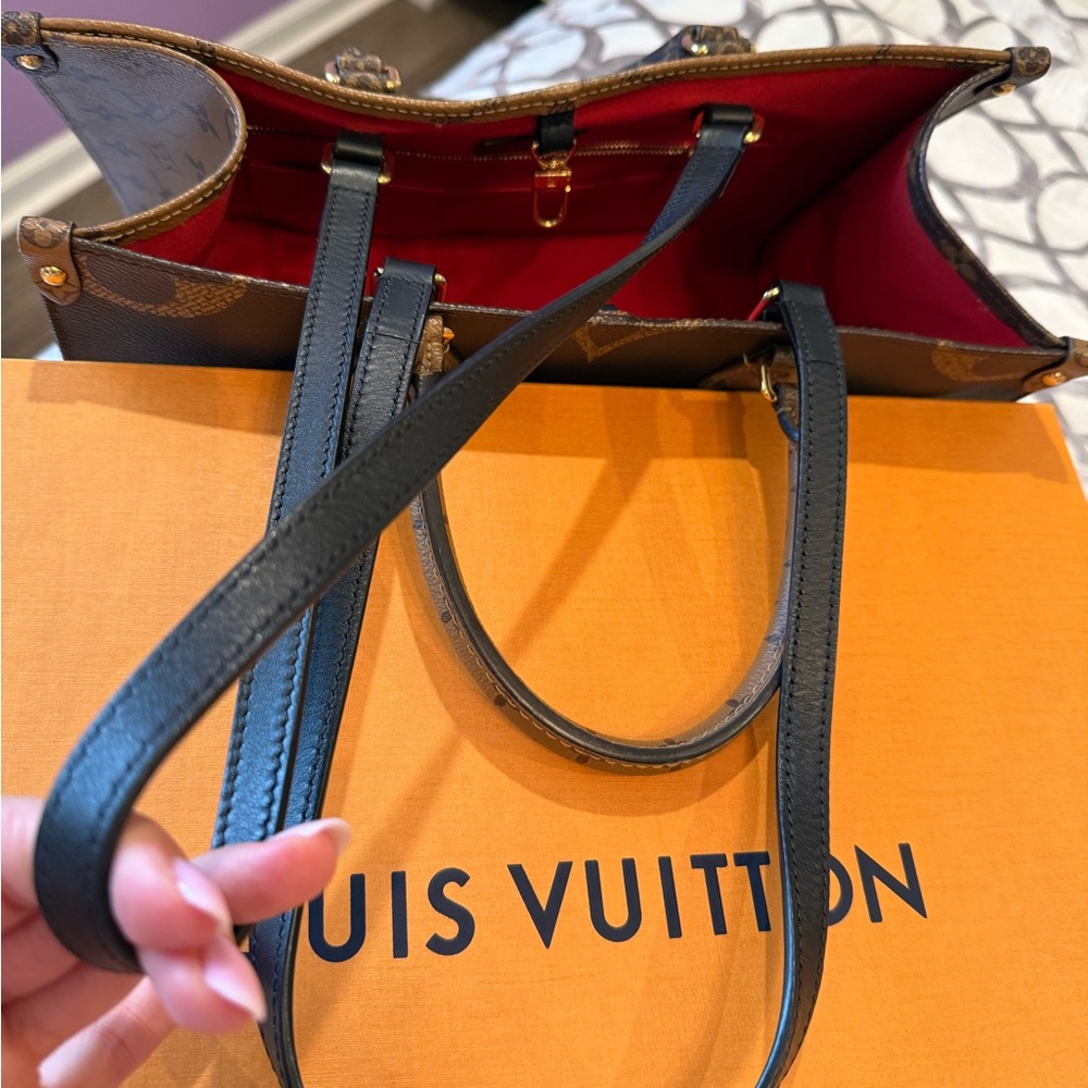 Louis Vuitton On The Go MM Tote - Picture 13 of 17